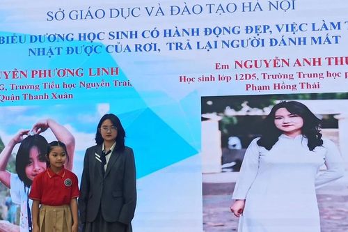 Hà Nội tuyên dương học sinh nhặt được của rơi trả lại người đánh mất