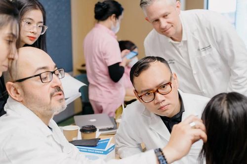 Hơn 30 chuyên gia từ Mỹ và Anh khám từ thiện cho bệnh nhân nghèo