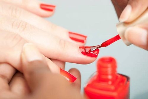 Những tác hại 'ẩn mình' khi bạn sơn móng tay thường xuyên