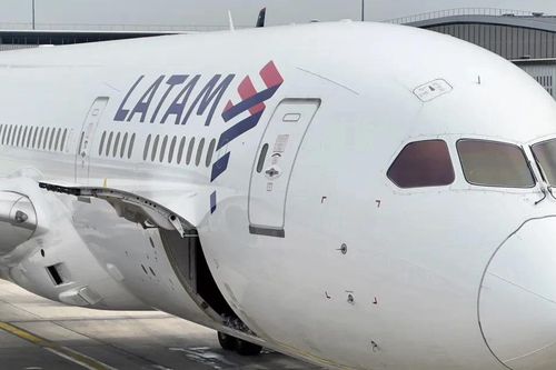 Máy bay của LATAM Airlines bất ngờ rung lắc mạnh khiến 50 hành khách bị thương