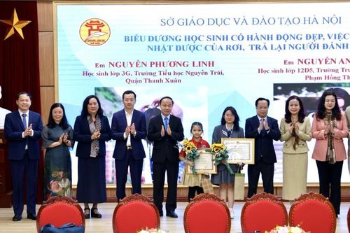 Hà Nội biểu dương học sinh nhặt được của rơi trả lại người đánh mất