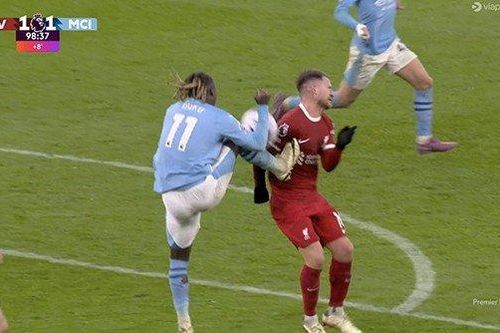Trọng tài tước mất một quả phạt đền của Liverpool?