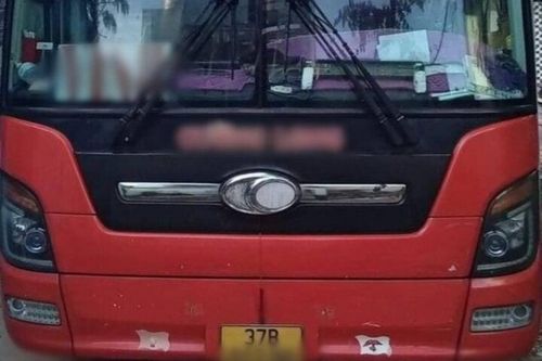 Điều tra vụ va chạm giữa xe khách với xe máy khiến 2 người tử vong