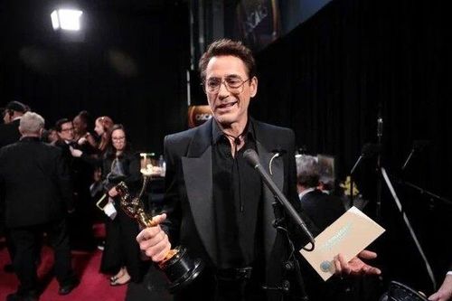 Phớt lờ đồng nghiệp, 'Người sắt' Robert Downey Jr bị dân mạng chỉ trích