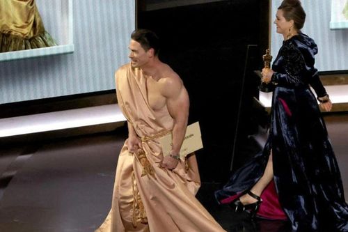 Nam diễn viên không mặc gì xuất hiện trên sân khấu lễ trao giải Oscar 2024 là ai?