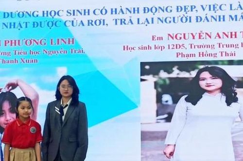 Hà Nội tuyên dương 2 học sinh nữ nhặt được của rơi trả lại người đánh mất