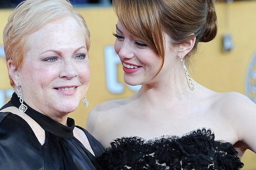 Nữ diễn viên chính xuất sắc nhất Oscar 2024 Emma Stone: Mẹ là người tuyệt vời nhất