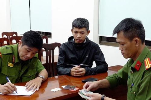 Trả lại ví da cho du khách đánh rơi
