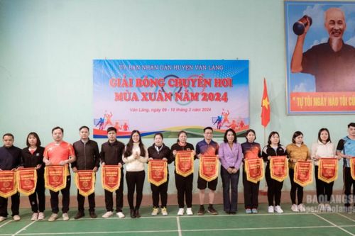 Văn Lãng: Gần 300 vận động viên tham gia giải bóng chuyền hơi mùa xuân 2024