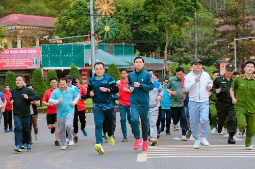 Huyện Mường Khương và Văn Bàn tổ chức thành công Giải Việt dã truyền thống năm 2024 và hưởng ứng 'Ngày chạy Olympic vì sức khỏe toàn dân'