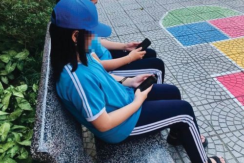 Học sinh tiểu học có nên đem smartphone đến lớp?