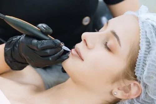 Những điều cần biết về Phun môi Collagen?