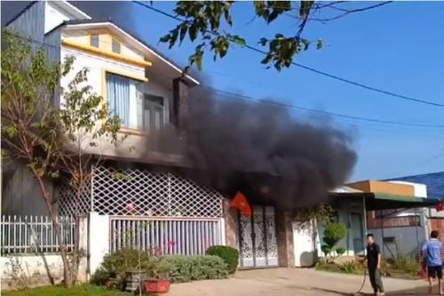 Cháy nhà khi chủ đi vắng, nhiều tài sản bị thiêu rụi