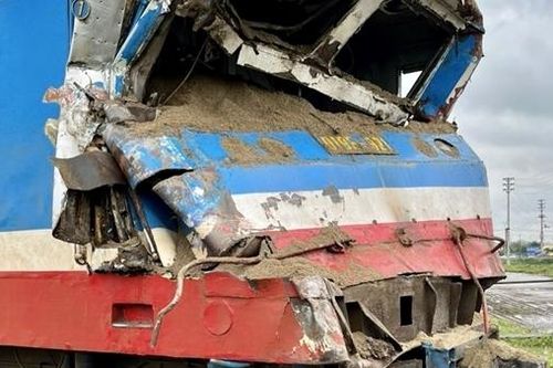 Tàu Thống Nhất trật bánh vì va phải xe ben vượt ẩu