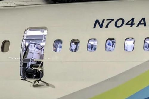 Mỹ điều tra hình sự vụ bung cửa máy bay Boeing