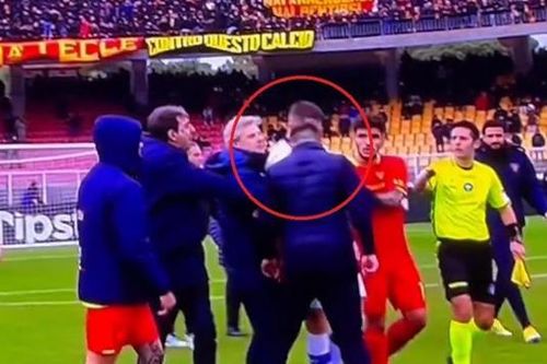 HLV Lecce D'Aversa 'thiết đầu công' tiền đạo Hellas Verona