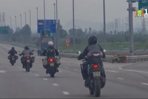 Truy tìm nhóm người điều khiển mô tô chạy trên cao tốc