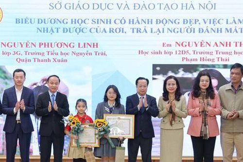 Hà Nội biểu dương 2 học sinh có hành động đẹp, việc làm tốt