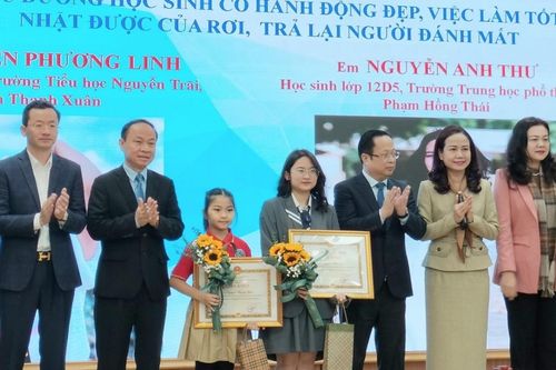 Hà Nội tuyên dương học sinh nhặt được của rơi trả lại người đánh mất