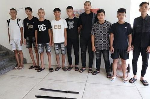 Nhóm thanh thiếu niên vác dao, mã tấu ra đường, thấy ai 'ngứa mắt' thì chém