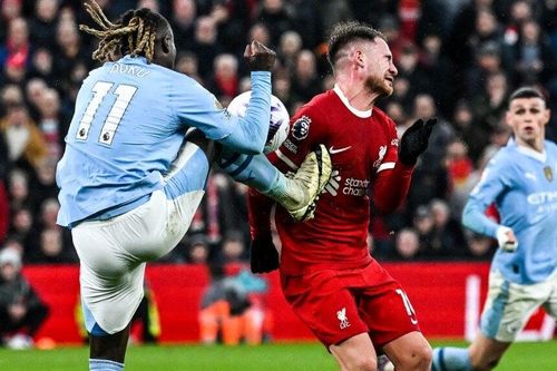 Doku đạp vào ngực Mac Allister, Man City may mắn thoát phạt đền?