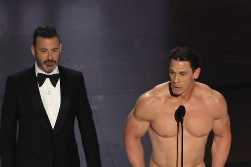 Nam diễn viên khỏa thân lên trao giải ở Oscar 2024 là ai?