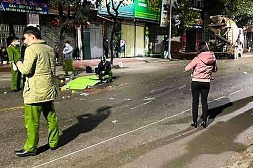 Xe máy đi lấn làn va chạm xe bồn, 2 người tử vong