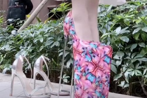 Cô gái nào dám đi đôi giày này sẽ lập tức từ 'nấm lùn' thành siêu mẫu