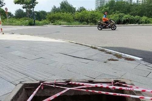 Nhiều tấm đăng chắn rác trên đường Hoàng Sa bị mất trộm