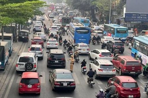 Lên phương án xử lý nghiêm vi phạm trên cầu dẫn vào nội đô
