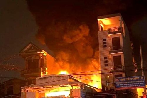 Xưởng chứa nhạt nhựa bất ngờ bốc cháy trong đêm