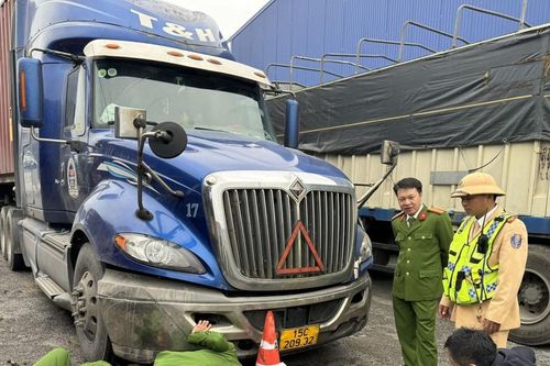 Tài xế lái xe container tông thẳng vào xe CSGT
