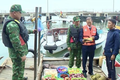 Xử lý phương tiện bán hàng rong đeo bám khách du lịch trên Vịnh Hạ Long