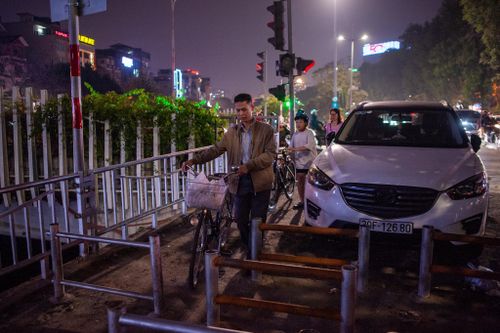 Muôn kiểu 'bức tử' tuyến đường đạp xe duy nhất ở Hà Nội