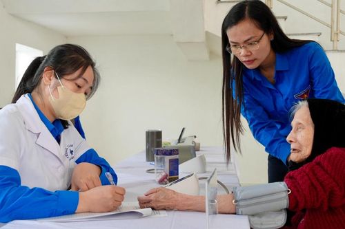Khám bệnh miễn phí cho đối tượng chính sách, người cao tuổi