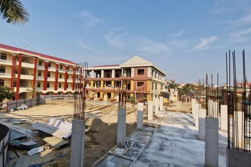 Kí túc xá của học sinh chưa được xây dựng vì liên quan đến mặt bằng