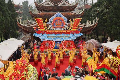 Góc nhìn: Đi qua 'tháng lễ hội'
