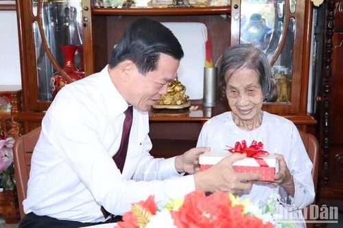 Bí thư Tỉnh ủy Đồng Nai thăm, tặng quà cụ bà 119 tuổi
