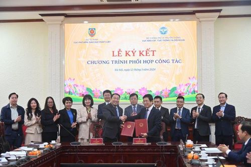 Truyền thông chính sách đến người dân và bạn bè quốc tế