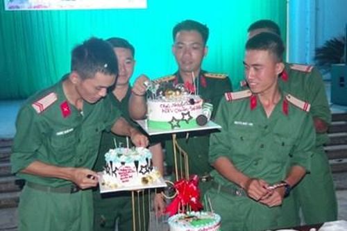 Tích cực tìm hiểu thêm qua sách, báo