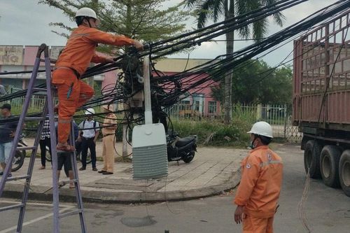 Quảng Ngãi: Xe đầu kéo làm gãy 4 trụ điện, khiến 300 hộ dân mất điện