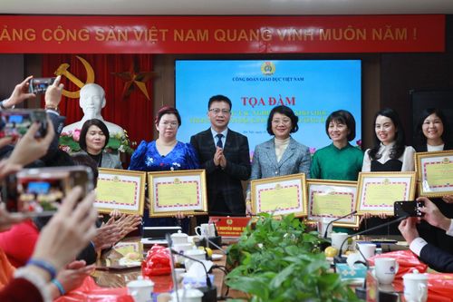 Tôn vinh những công trình lao động sáng tạo của các nhà khoa học, giảng viên nữ