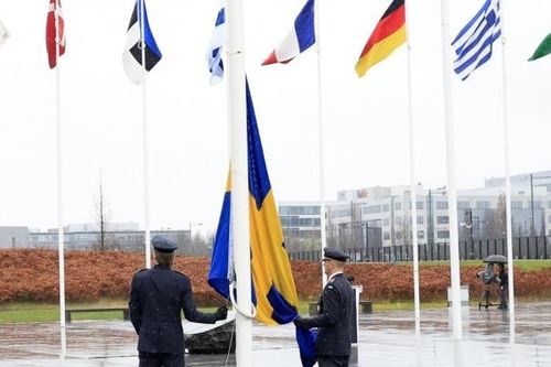 Cờ Thụy Điển được kéo lên tại trụ sở NATO