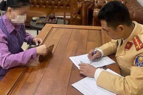 Chủ tịch Hà Nội ra quyết định phạt nữ tài xế vi phạm nồng độ cồn ở phố Trần Cung