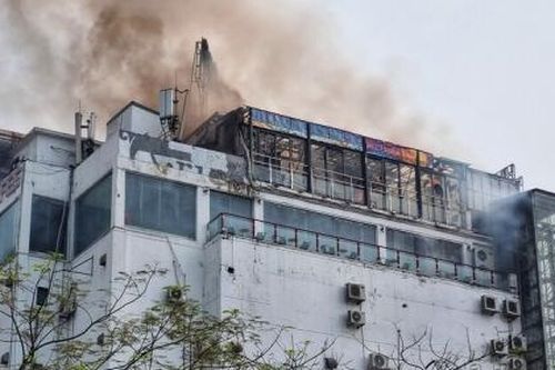 Cháy lớn tại tòa nhà cao tầng ở Ô Chợ Dừa, khói lửa bốc lên ngùn ngụt