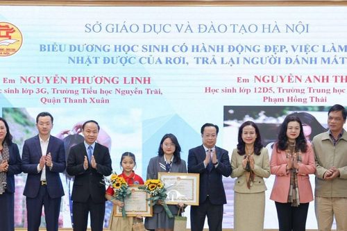 Tuyên dương 2 học sinh Hà Nội nhặt được của rơi trả người đánh mất