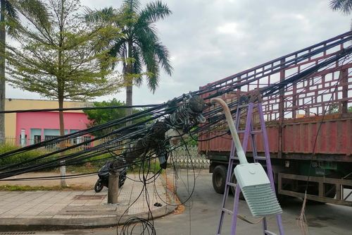 Ô tô đầu kéo đi vào đường cấm làm gãy 4 trụ điện, 300 hộ dân bị ảnh hưởng