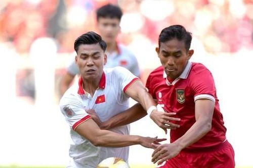 Quan chức bóng đá Indonesia bực mình về sân bóng tiếp ĐT Việt Nam