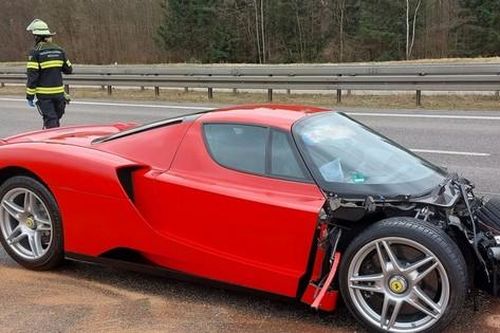 Nhân viên đại lý tông nát đầu siêu xe Ferrari Enzo triệu USD
