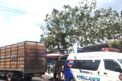 Xe máy đối đầu ô tô tải, 2 học sinh thương vong trên đường đi học